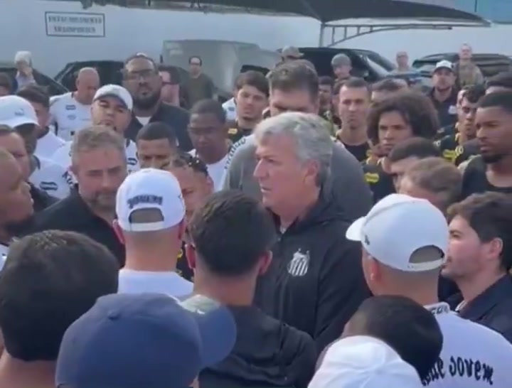 球迷闯入训练场对话内马尔：你是队内明星，你都哭了其他人怎么办